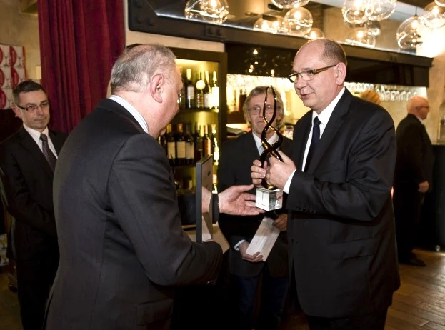 Wręczenie nagrody firmie GETH podczas gali w Katowicach